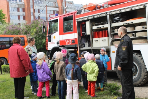 Bērnudārza bērni ciemojās pie ugunsdzēsējiem_23