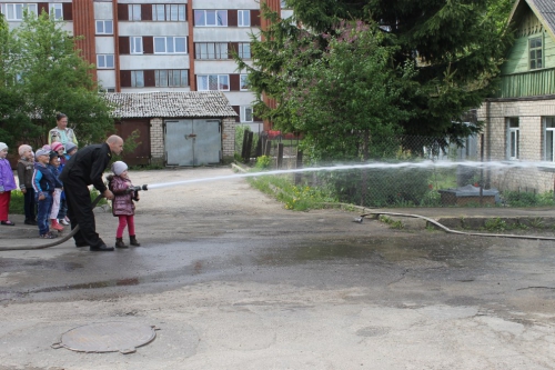 Bērnudārza bērni ciemojās pie ugunsdzēsējiem_31