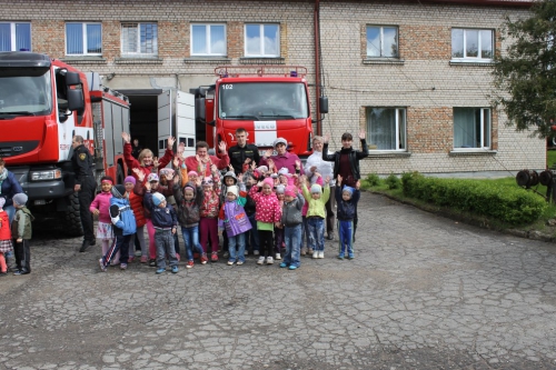 Bērni ciemojās pie ugunsdzēsējiem_63